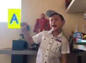 Arizinho fazendo Libras