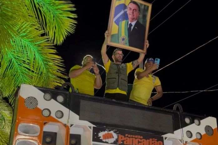 Quadro de Jair Bolsonaro vira febre em eventos de campanha no interior de Alagoas