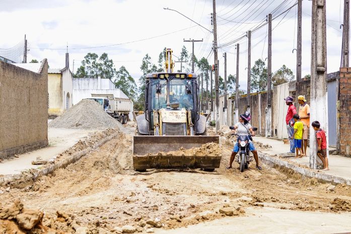 Prefeito Júlio Cezar visita obras de pavimentação da comunidade Edval Gaia