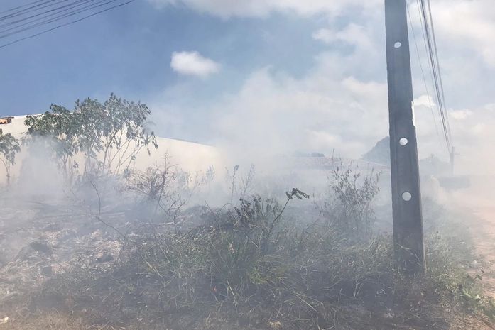 Incêndio em vegetação deixa moradores preocupados em Marechal Deodoro