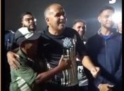 Jarbas aperece no centro ladeado de um popular e do ex-craque Cleiton Xavier 