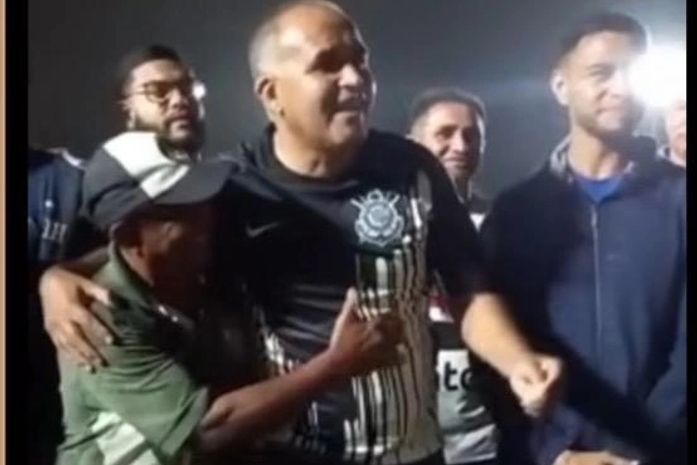 Jarbas aperece no centro ladeado de um popular e do ex-craque Cleiton Xavier