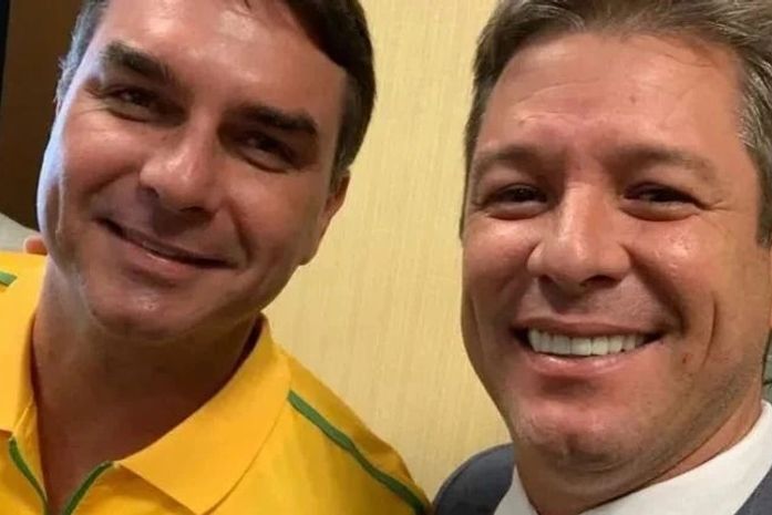 Proposta de Cabo Bebeto que concede Título de Cidadão Honorário a Flávio Bolsonaro é aprovada
