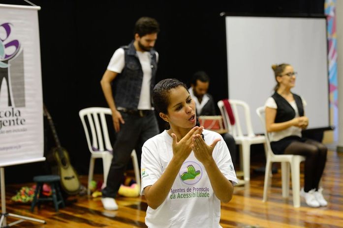Covid-19: voluntários atuam para suprir informações em Libras