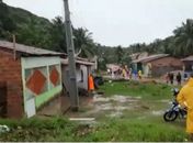 Famílias se desesperam por socorro após deslizamento de barreira que deixou uma pessoa soterrada; veja vídeo 