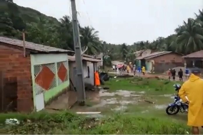 Famílias se desesperam por socorro após deslizamento de barreira que deixou uma pessoa soterrada; veja vídeo