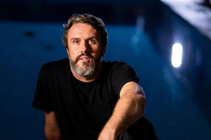 O livro reúne as letras de todas as músicas do compositor Wado, anteriores ao disco Precariado, lançado recentemente