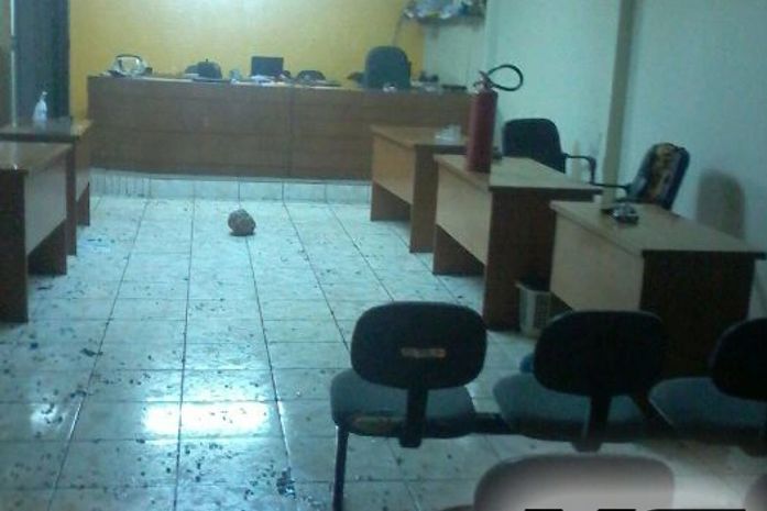 Homem tenta incendiar Câmara de Vereadores de Poço das Trincheiras