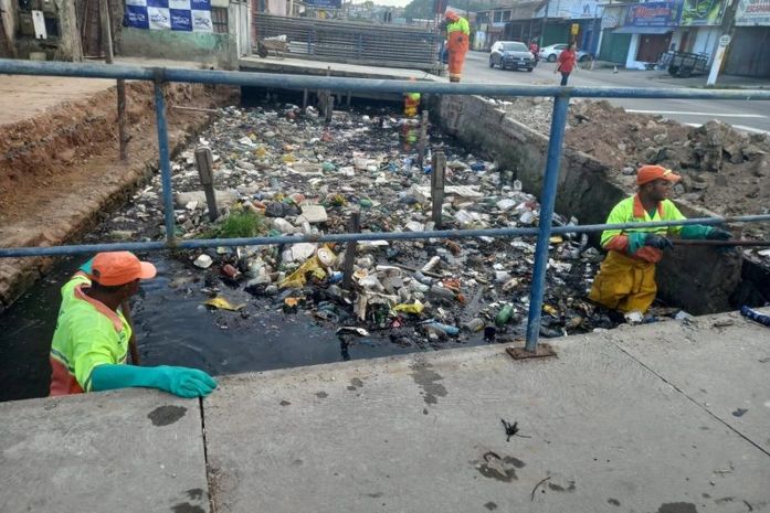 Desenvolvimento Sustentável retira mais de 15 toneladas de resíduos de canal no bairro da Levada. 

