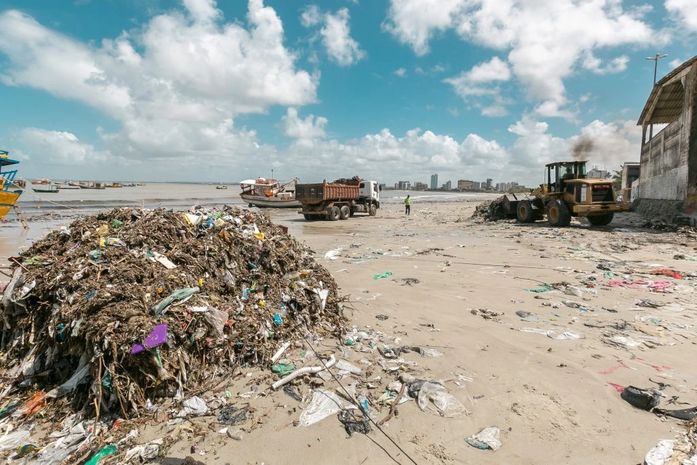 Limpeza na Praia da Avenida retira 300 toneladas de lixo do Centro Pesqueiro