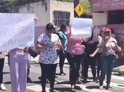 Trabalhadores de hospitais no Centro de Maceió protestam por salários atrasados