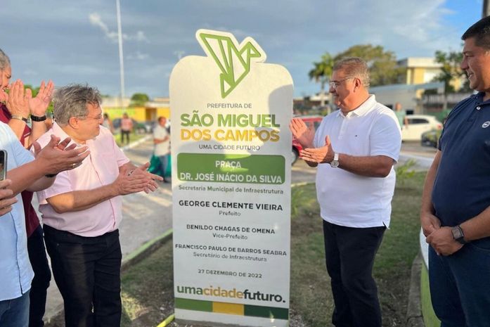 Prefeito George Clemente entregou 4 praças com nova urbanização