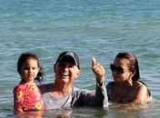 Teófilo demonstra otimismo no Ano Novo e curte praia com a família neste domingo (05)