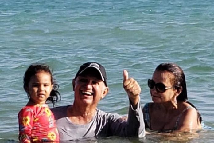 Teófilo demonstra otimismo no Ano Novo e curte praia com a família neste domingo (05)