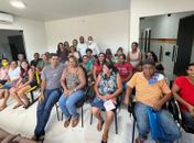 Prefeito Fernando (lá no fundo) com a turma que voltou a sonhar com a casa própria 