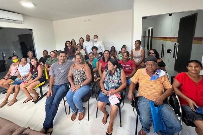 Prefeito Fernando (lá no fundo) com a turma que voltou a sonhar com a casa própria