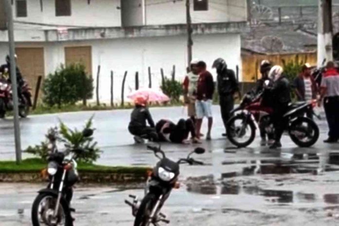 Motociclista fica ferido após acidente na BR-104