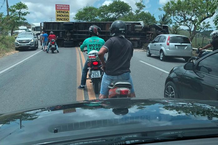 Colisão entre carreta e caminhão deixa uma pessoa ferida na Ladeira do Catolé