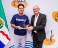 Cidadão do Mês: prefeito Rodrigo Cunha homenageia professor que preparou alunos para o Maceió Abraça o Mundo