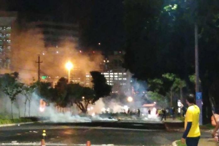 Manifestantes fecham vias no centro de Brasília e entram em confronto com a PM