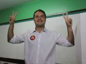 Renan Filho vota em escola na Ponta Verde