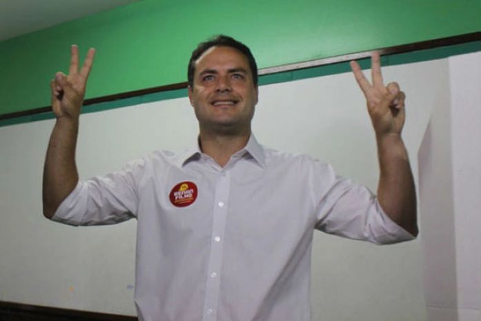 Renan Filho vota em escola na Ponta Verde