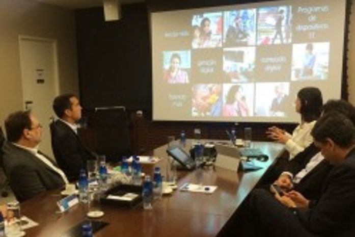 O secretário de Educação Luciano Barbosa revelou a intenção de o governo adquirir material que proporcione uma aula informatizada,