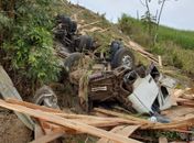 Motorista morre após tombamento de carreta com carga de madeira na BR-104