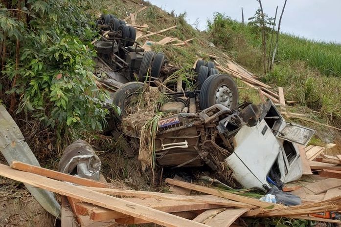 Motorista morre após tombamento de carreta com carga de madeira na BR-104