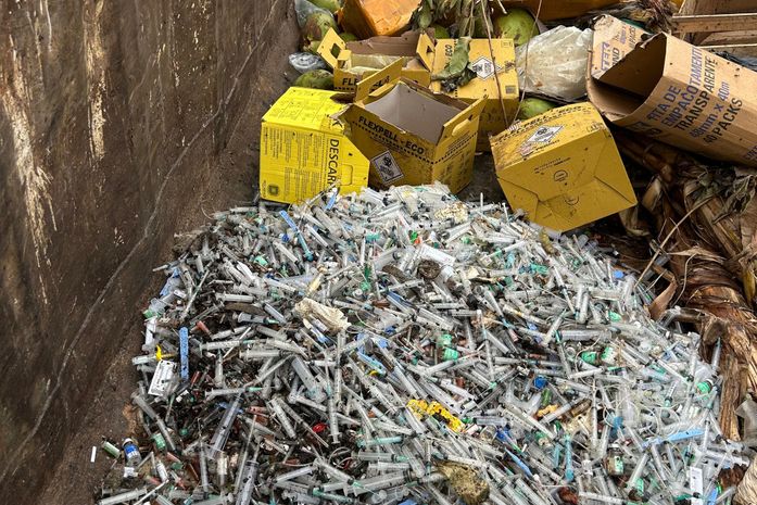 Visa e PC flagram descarte irregular de grande quantidade de seringas, ampolas, agulhas e medicamentos vencidos