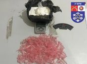 Polícia flagra mulher comercializando pinos de cocaína dentro de residencial em Arapiraca 