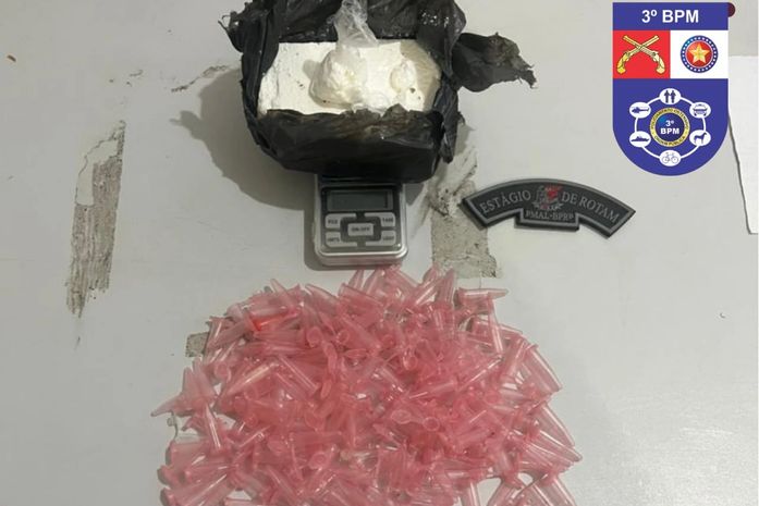 Polícia flagra mulher comercializando pinos de cocaína dentro de residencial em Arapiraca