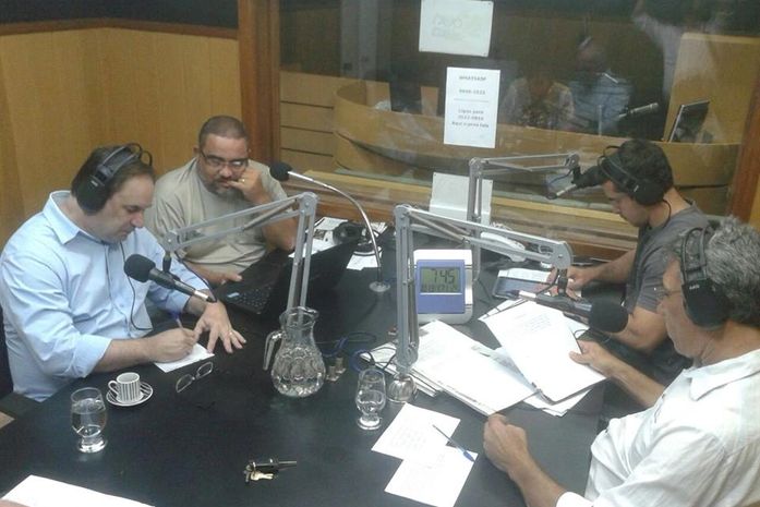 Luciano Barbosa sendo sabatinado por três radialistas da Novo Nordeste de Arapiraca FM