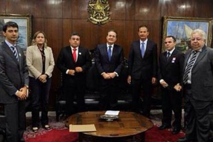 Prefeito de Palmeira dos Índios é recebido por Renan Calheiros em Brasília