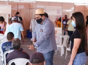 Prefeito Gilberto Gonçalves acompanhou a vacinação dos trabalhadores da educação de 18 a 54 anos e das pessoas acima de 58 anos