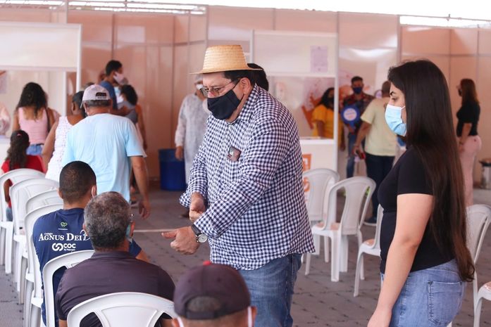 Prefeito Gilberto Gonçalves acompanhou a vacinação dos trabalhadores da educação de 18 a 54 anos e das pessoas acima de 58 anos