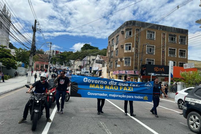 Policiais protestam em defesa da compensação por aumento de carga horária