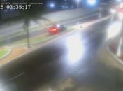 Veja o momento exato em que motorista perde o controle e invade canteiro na Jatiúca