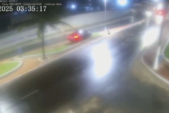 Veja o momento exato em que motorista perde o controle e invade canteiro na Jatiúca