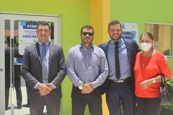 Professores aprovados em concurso tomam posse em Poço das Trincheiras.