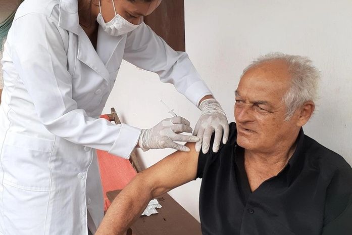 Influenza: 63% dos idosos já foram vacinados em Limoeiro, a maioria na própria residência