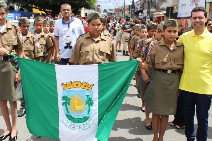 Prefeito Ediel Leite com o pelotão mirim de Craíbas no desfile cívico da Independência em Arapiraca