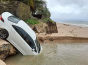 Carro fica parcialmente submerso após acidente em praia de Graça Torta