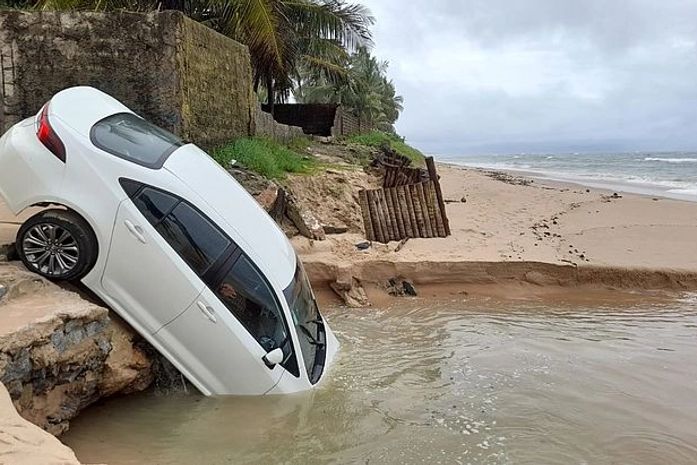 Carro fica parcialmente submerso após acidente em praia de Graça Torta