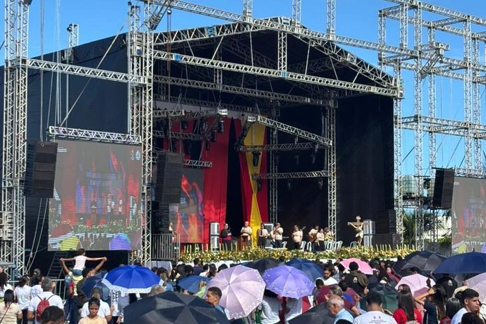 Festa de Pentecostes reúne mais de 15 mil católicos no estacionamento do Jaraguá