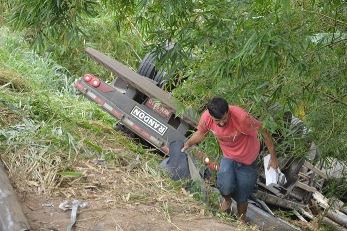 Carreta caiu em uma ribanceira