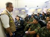 Raul Jungmann durante voo que levou tropa das Forças Armadas para o Rio 