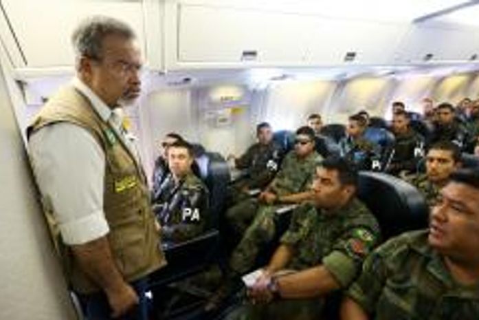 Raul Jungmann durante voo que levou tropa das Forças Armadas para o Rio