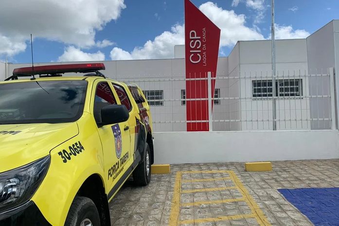 Homem com dois mandados de prisão é detido com arma de fogo