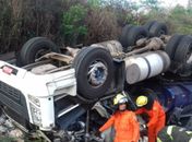 Acidente na BR-101; carreta capotou